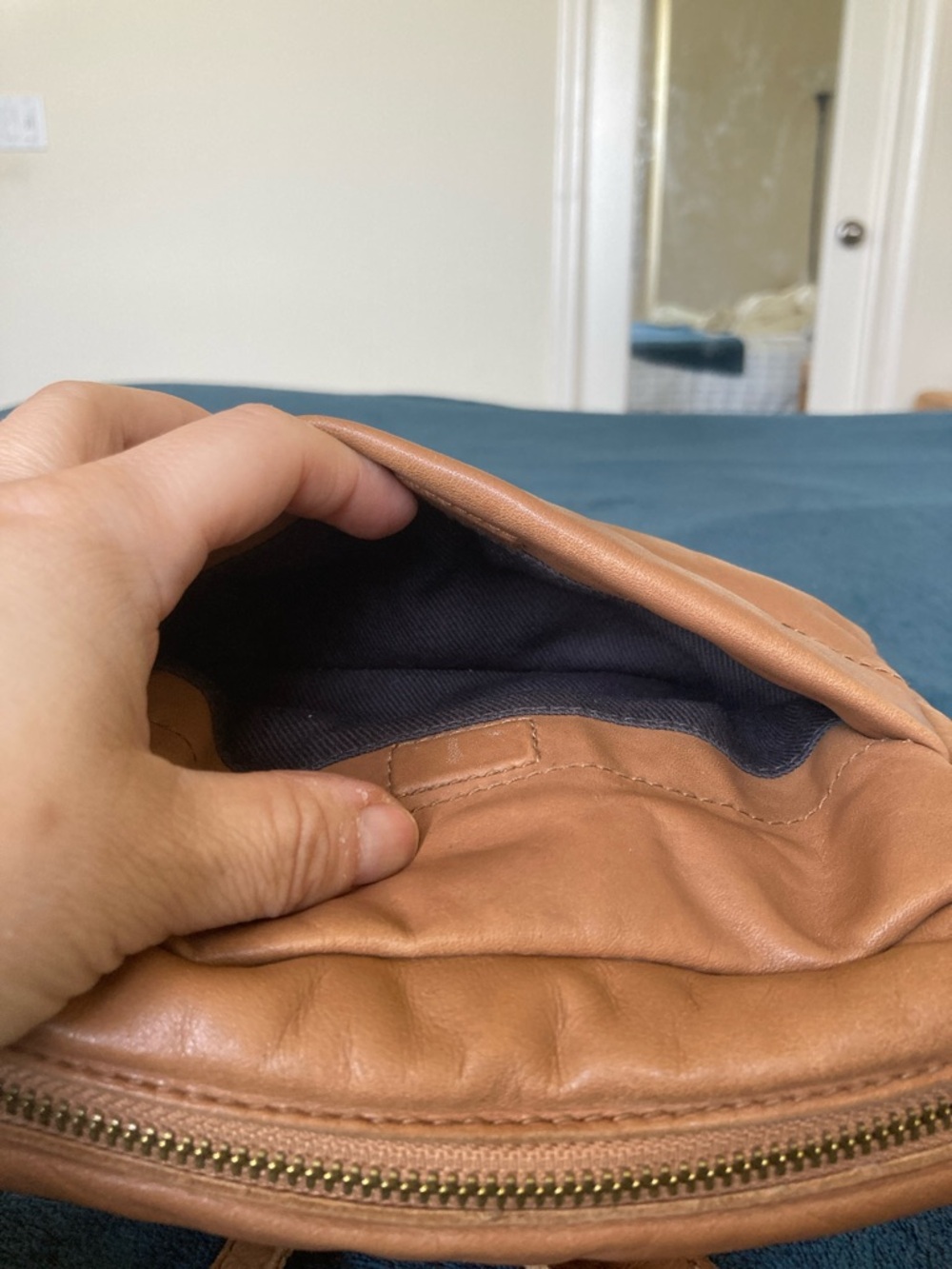Madewell The Transport Camera Bag: Puff Edition - Picture 7 of 16